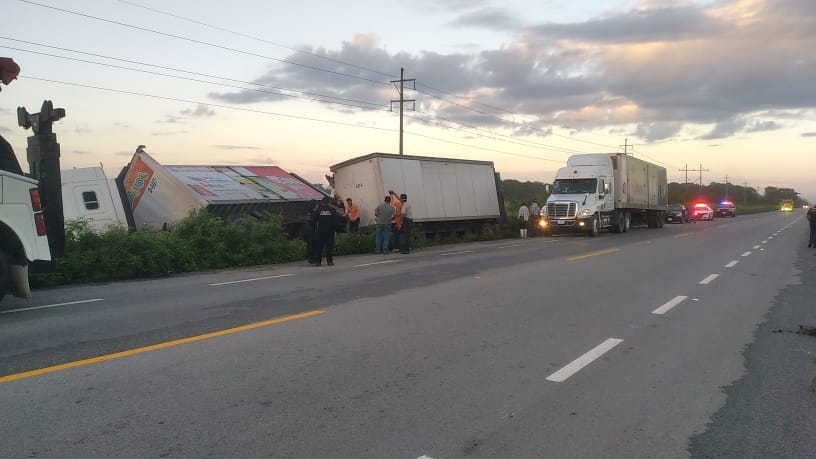 Vuelca tráiler con mercancía en la vía Buctzotz-Tizimín