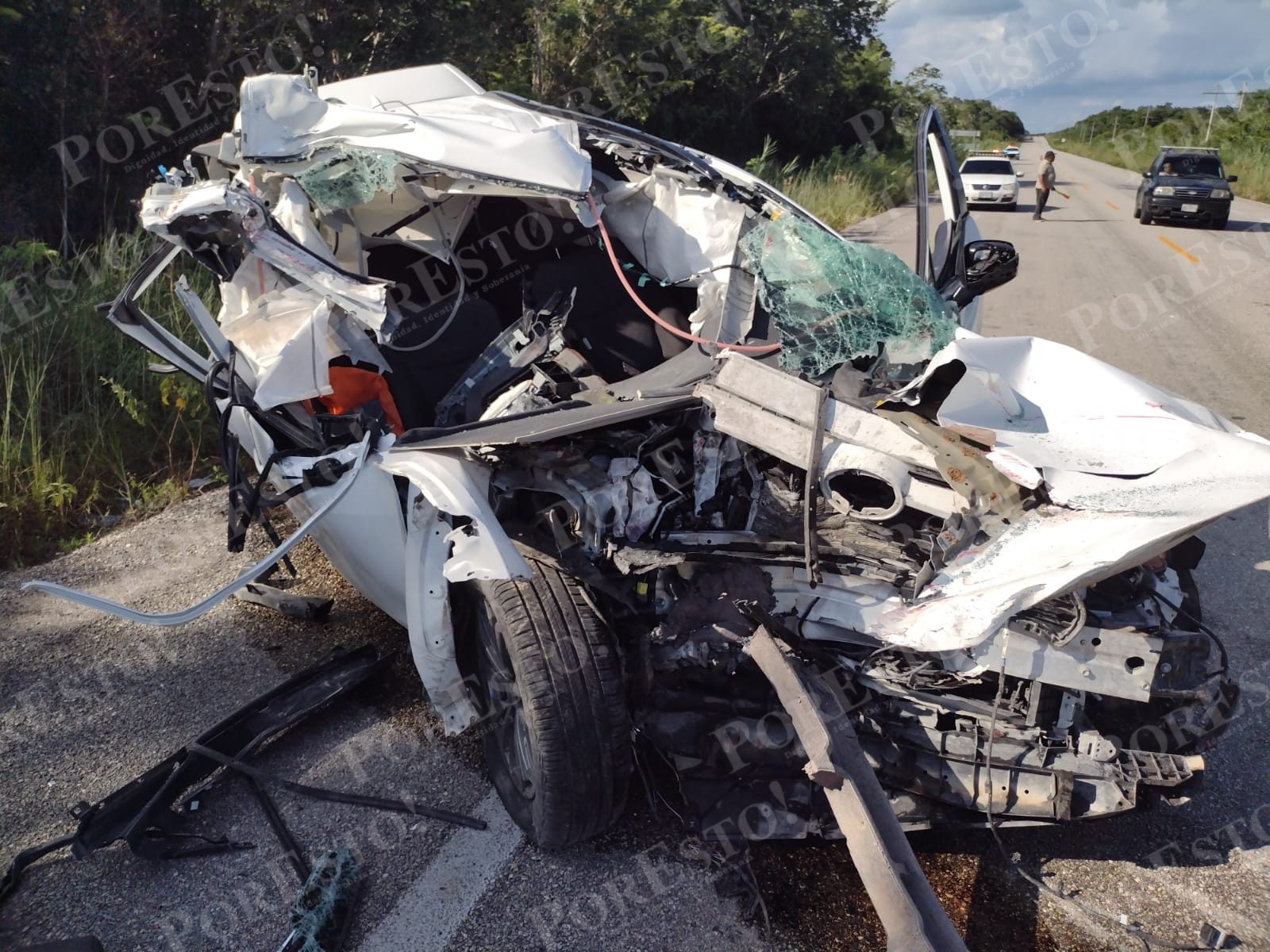 Turista queda prensado tras chocar contra un tráiler en la carretera Reforma Agraria-Cancún