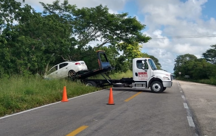 Auto pierde el control en la carretera Valladolid - Río Lagartos y termina en la maleza