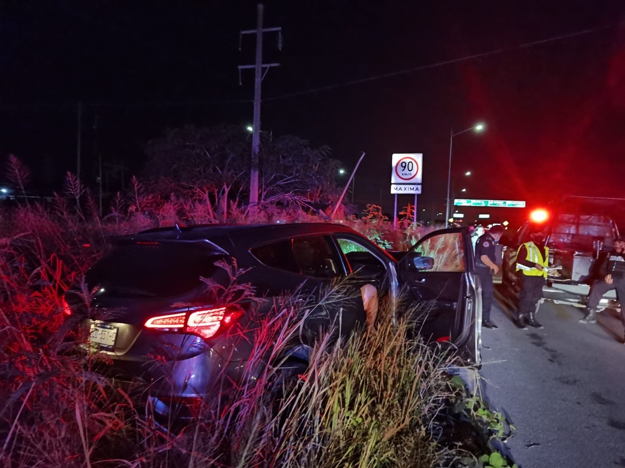 Conductor pierde el control de su camioneta y termina saliéndose de la carretera en Progreso