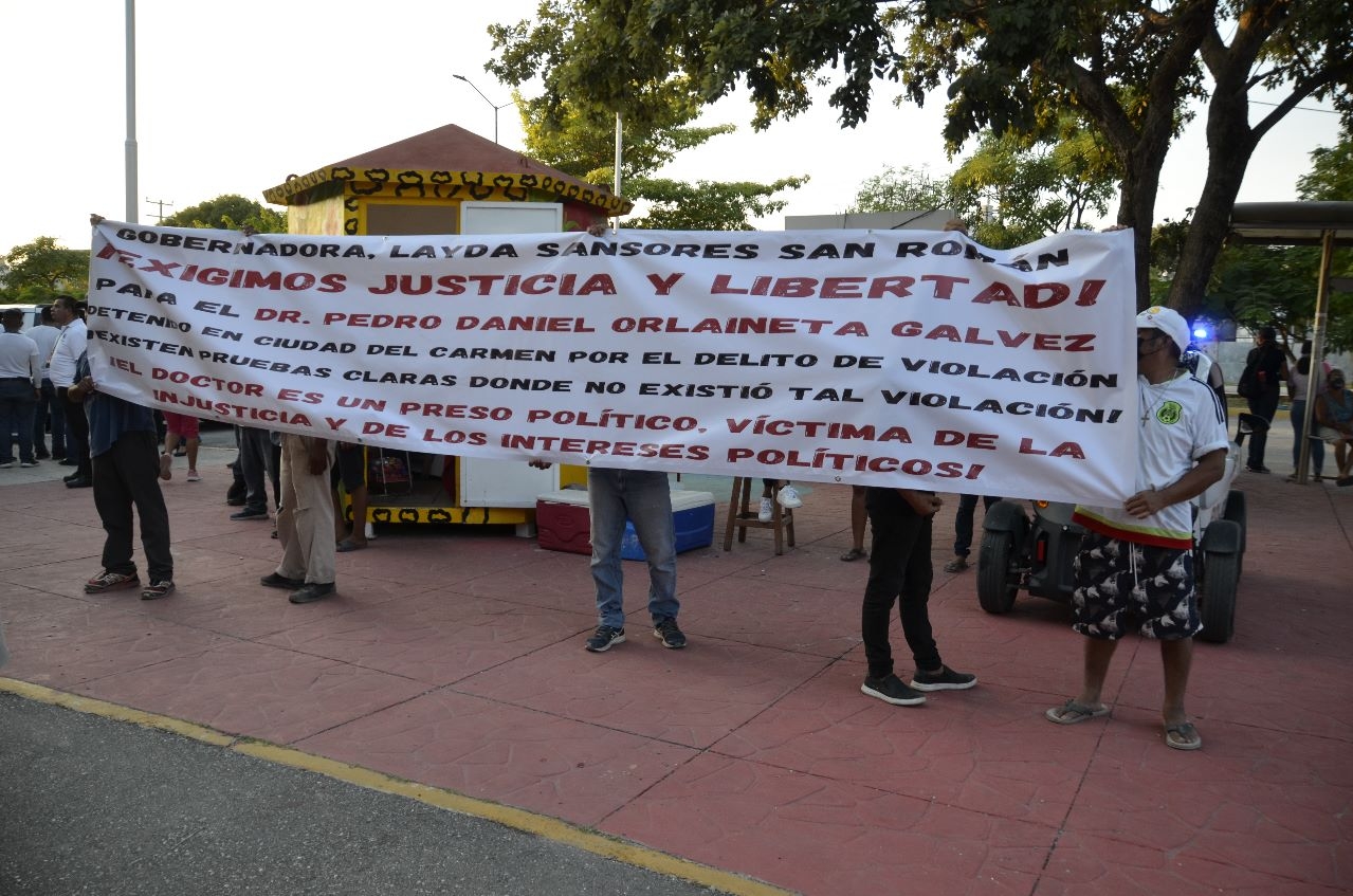 La gobernadora de Campeche, Layda Sansores, fue recibida con pancartas por jubilados y trabajadores