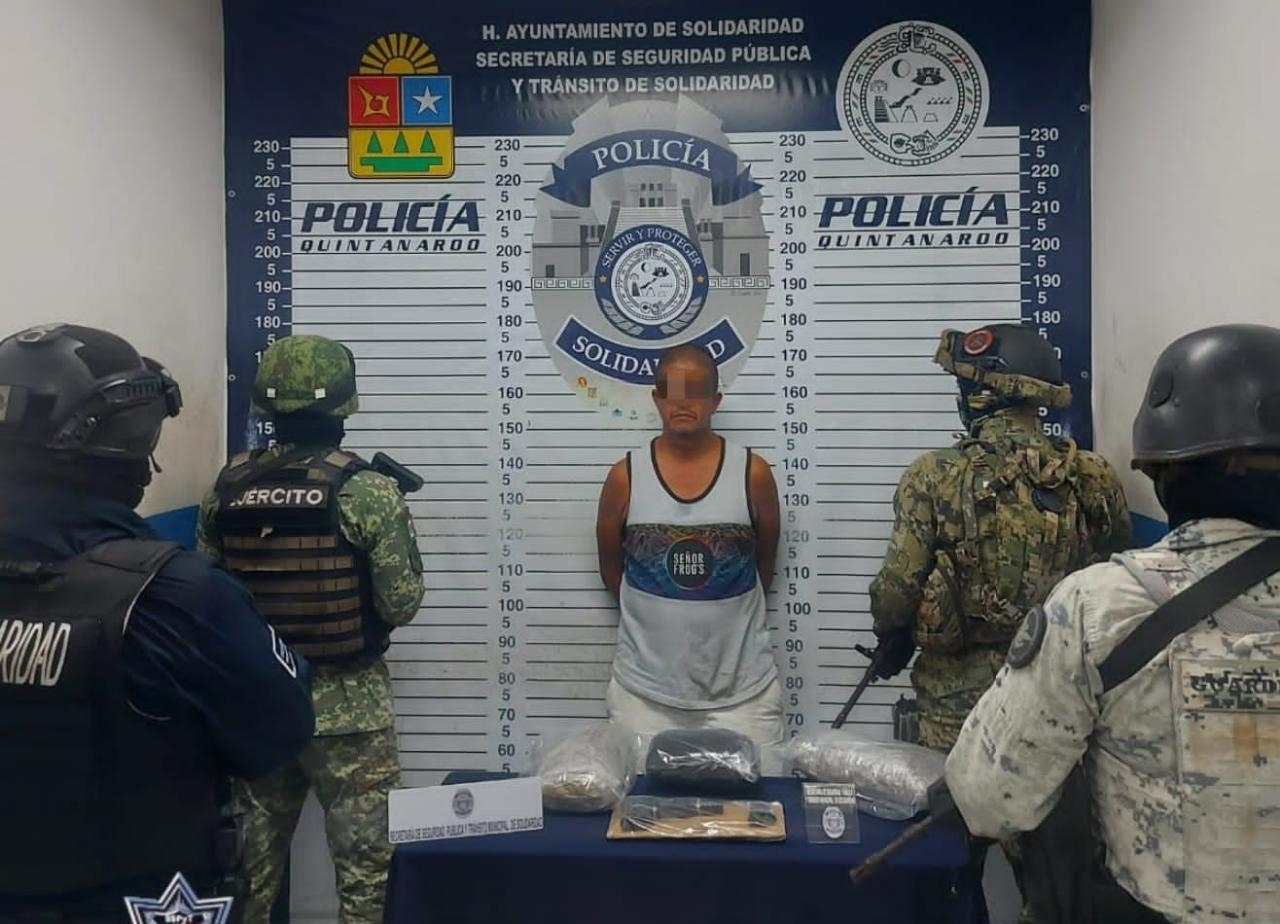 Detienen a hombre por posesión de arma y drogas en Playa del Carmen