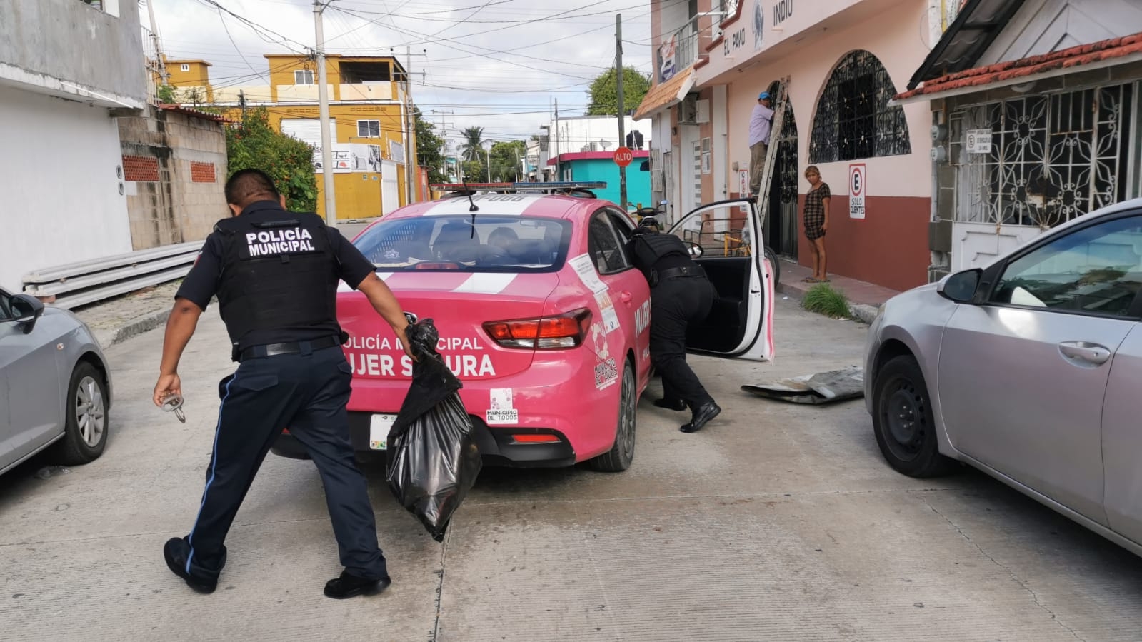 Elementos de la patrulla detuvieron al hombre cuando caminaba con los objetos robados