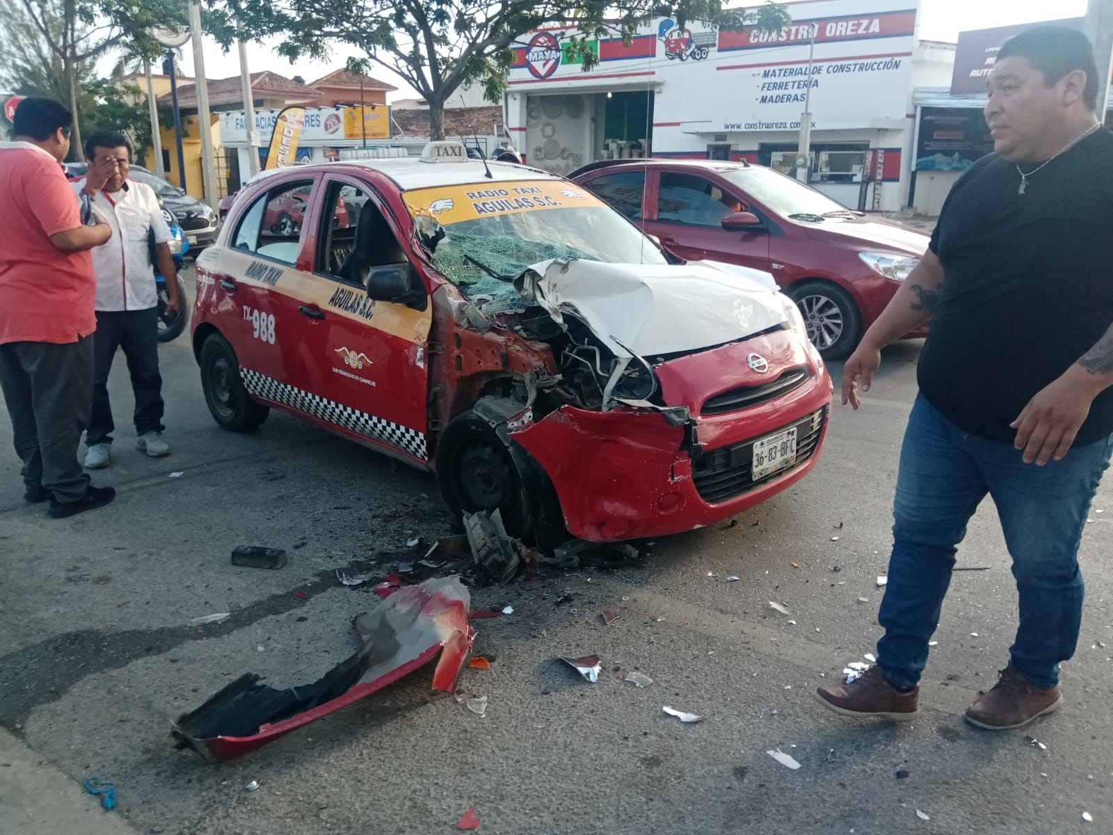 El operador del auto de renta encaró al otro chofer, luego de que ocasionó el choque