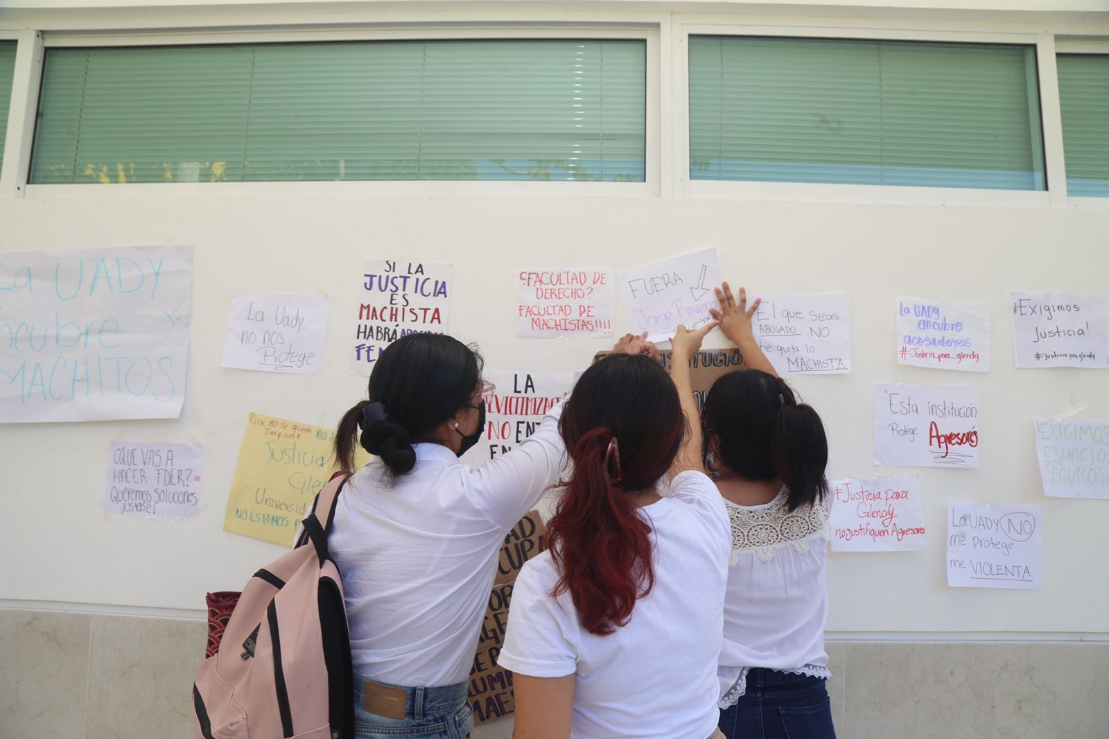 Las estudiantes colocaron carteles para exigir justicia por la maestra