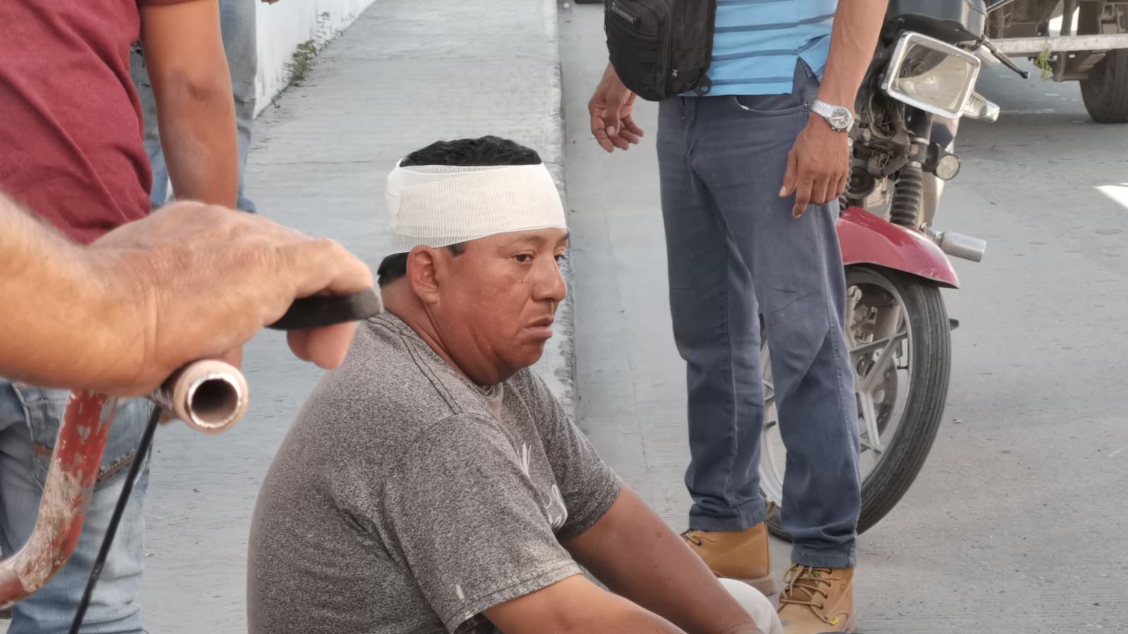 Trabajador del ayuntamiento de Ciudad del Carmen sufre ataque epiléptico en vía pública