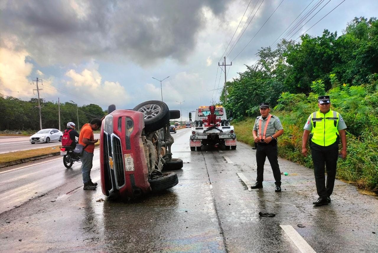 Volcadura en Playa del Carmen deja un herido y daños materiales