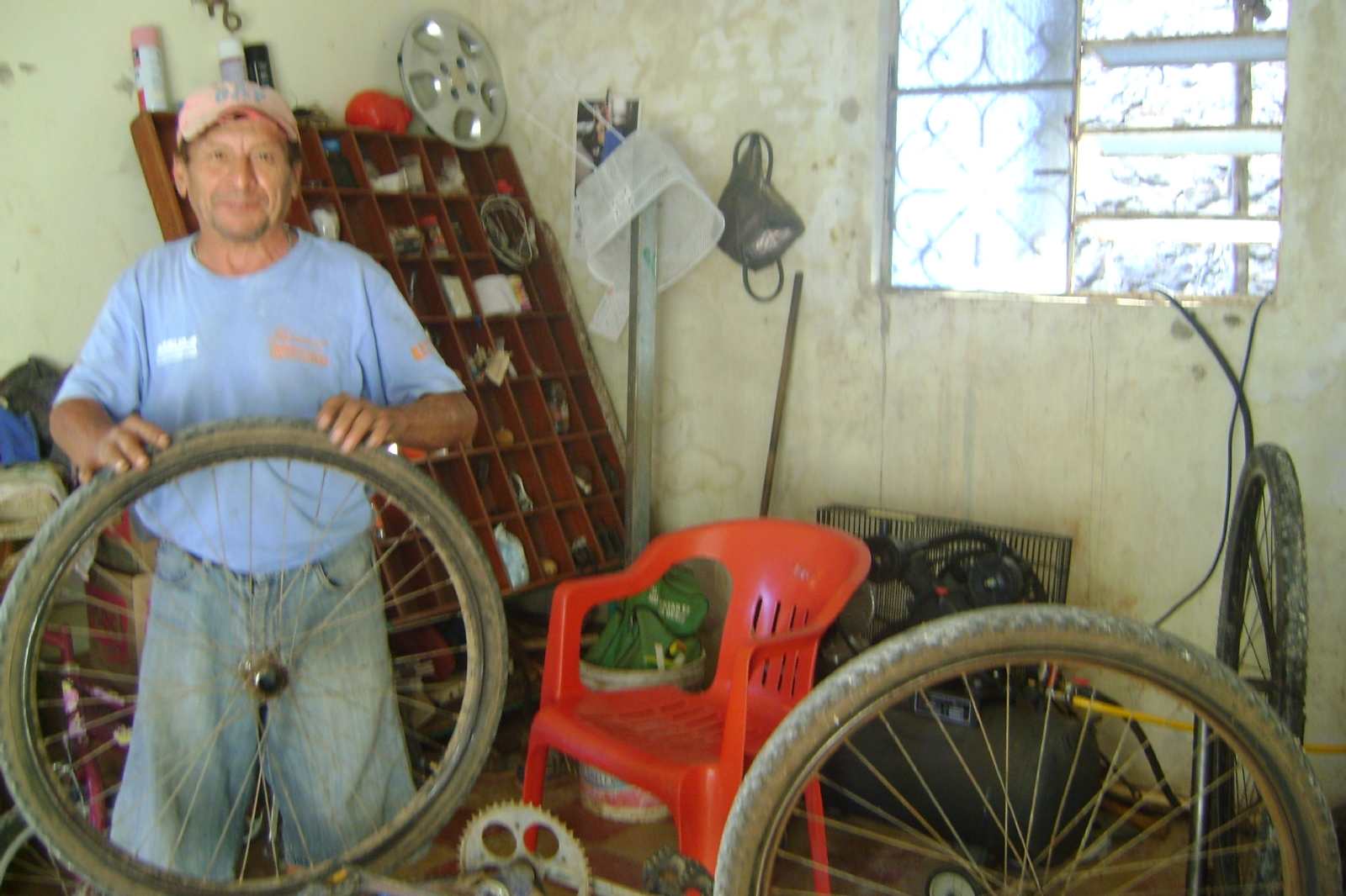 Miguel Martínez se encuentra actualmente con su viejo negocio en un taller mecánico en Peto