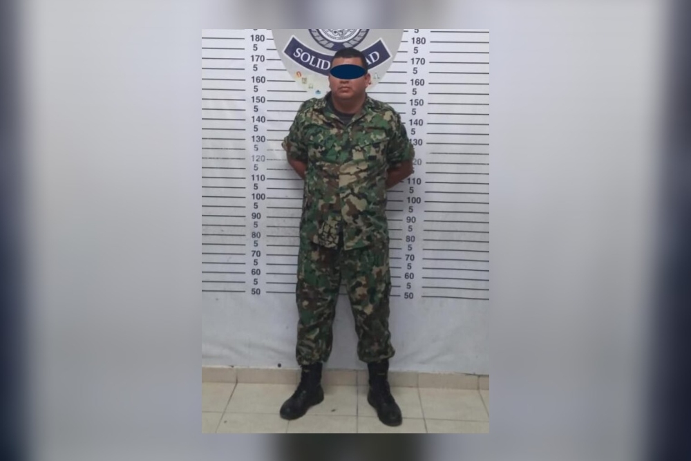 El hombre hondureño fue detenido en plena colonia Centro de Playa del Carmen, acusado de usurpación de funciones del servicio público