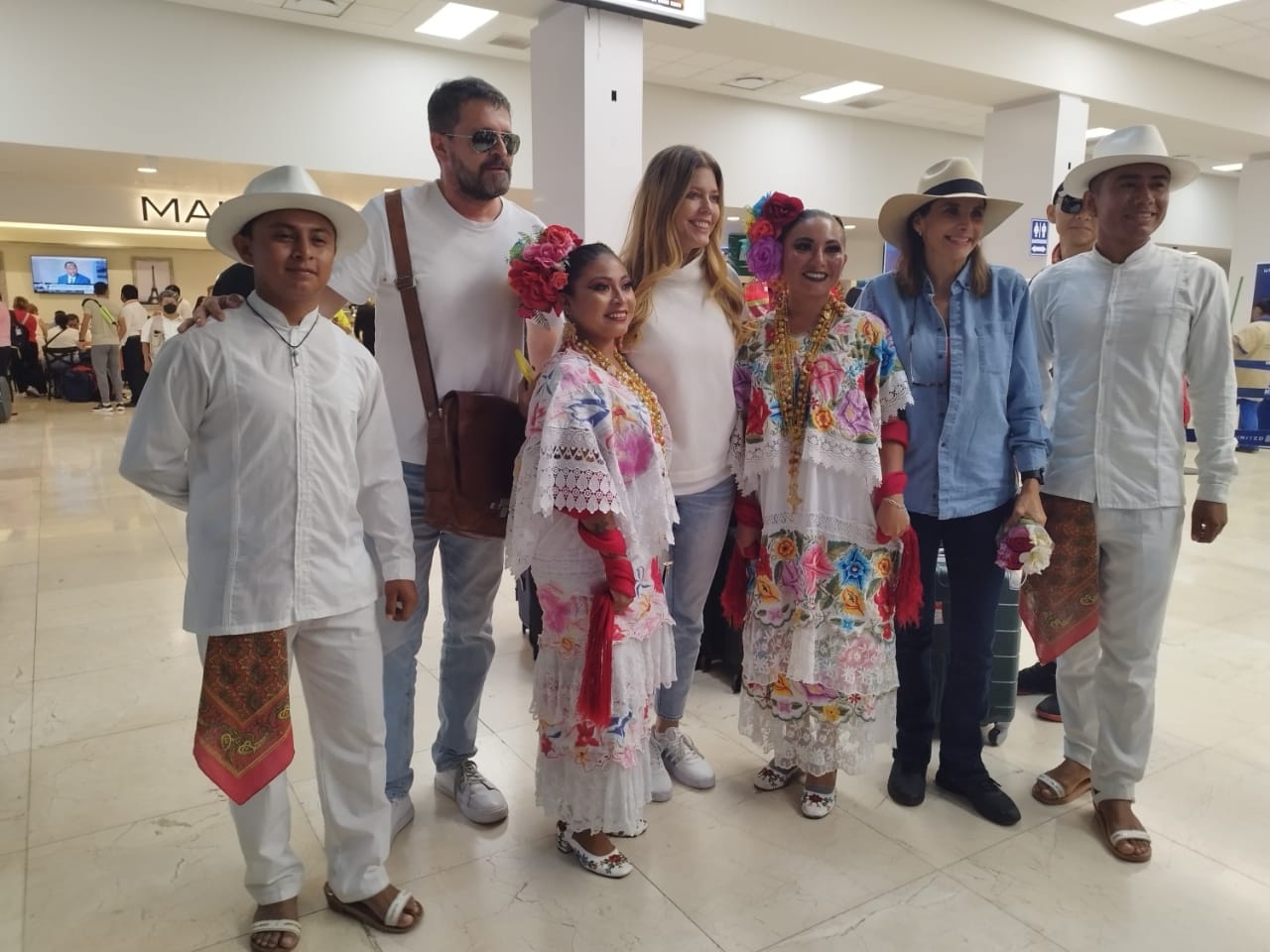 La Peliteñida y Marce, de "Yo Soy Betty, la fea", causan locura en el aeropuerto de Mérida