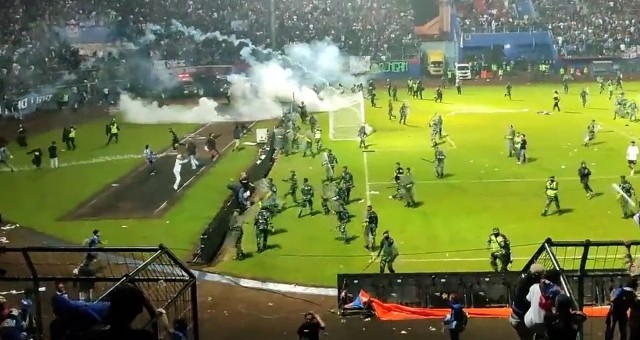 Las fuerzas de seguridad dispararon gas lacrimógeno en un estadio repleto y se desató una estampida