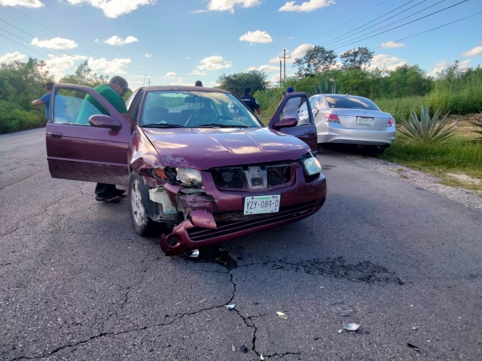 Ebrio causa fuerte choque en la carretera Mérida-Izamal; hay una mujer herida