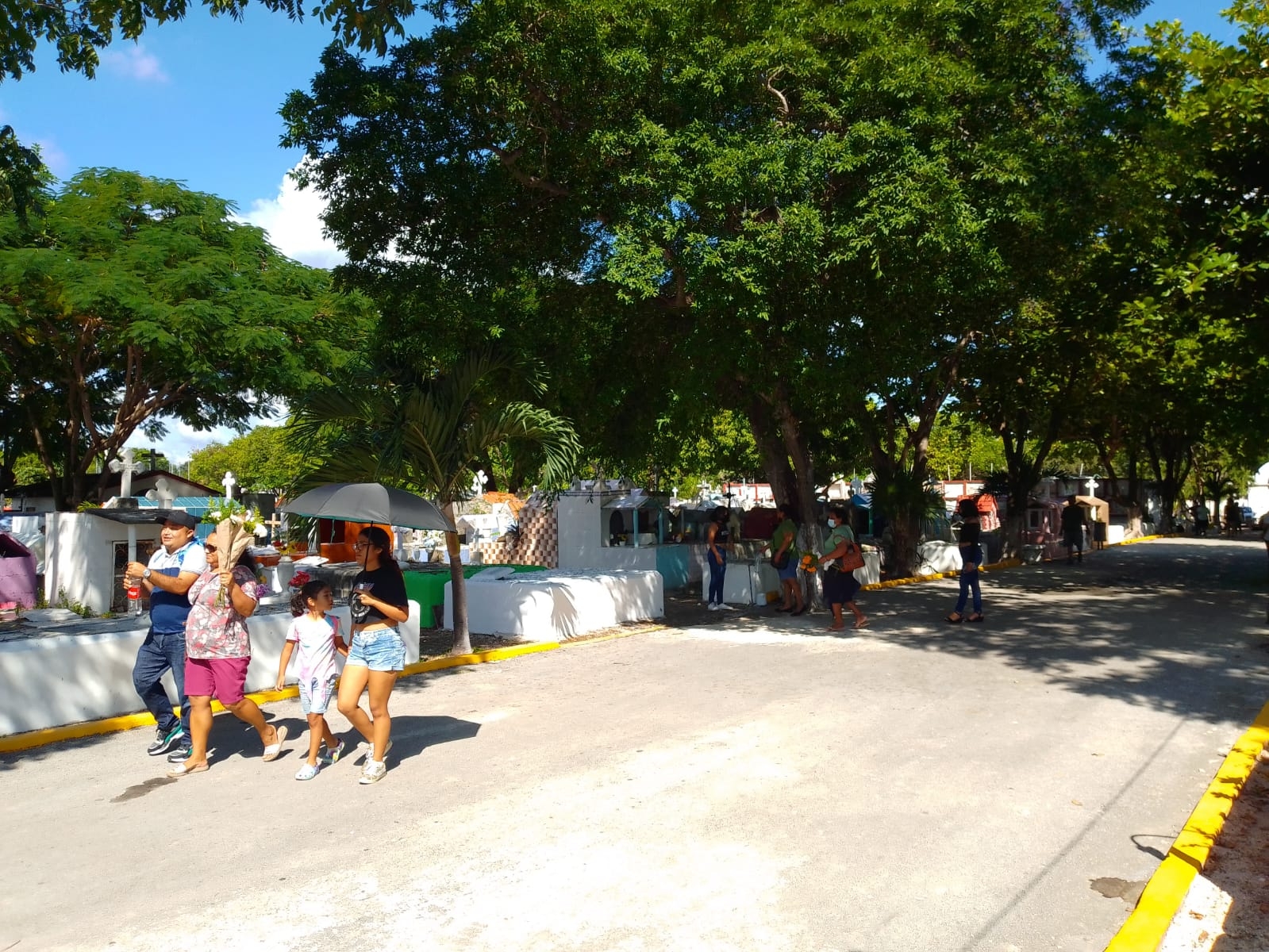 Cementerio de Cancún recibe a familias previo al Día de Muertos: VIDEO