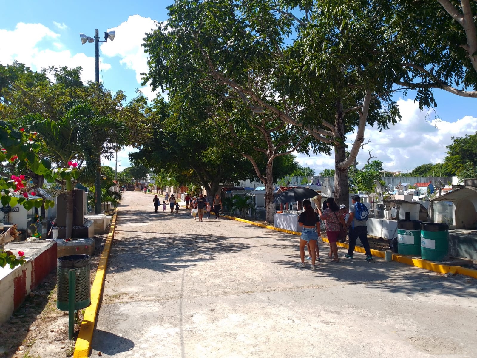 Familias acuden al cementerio de Cancún para visitar a sus fieles difuntos: EN VIVO