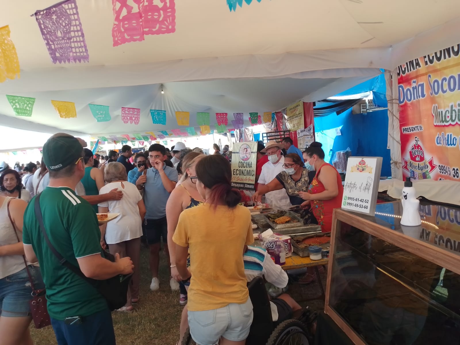 Entre música, comensales llegan al parque de San Sebastián en Mérida