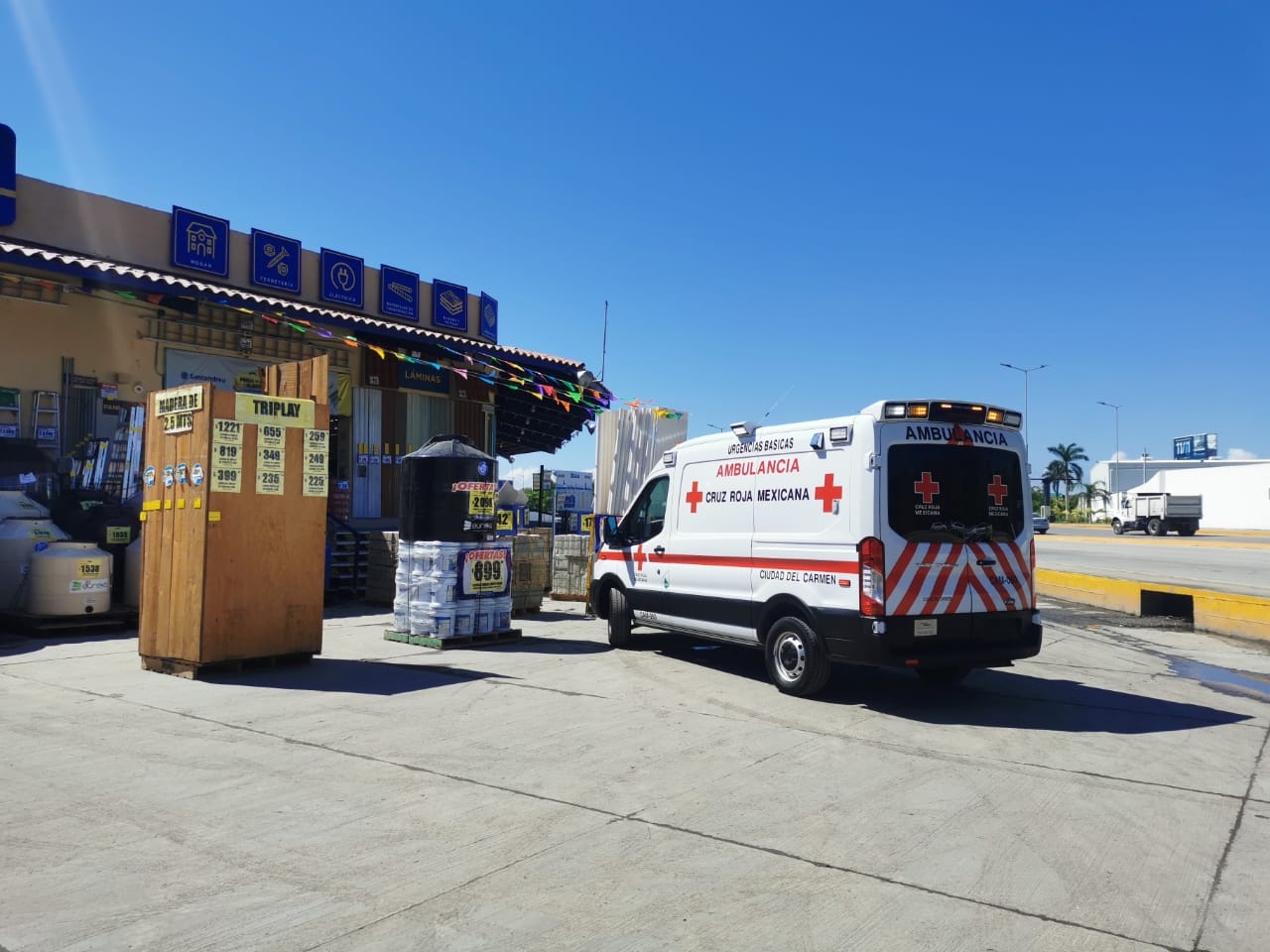 Trasladan al hospital a una mujer tras desmayarse en su trabajo en Ciudad del Carmen