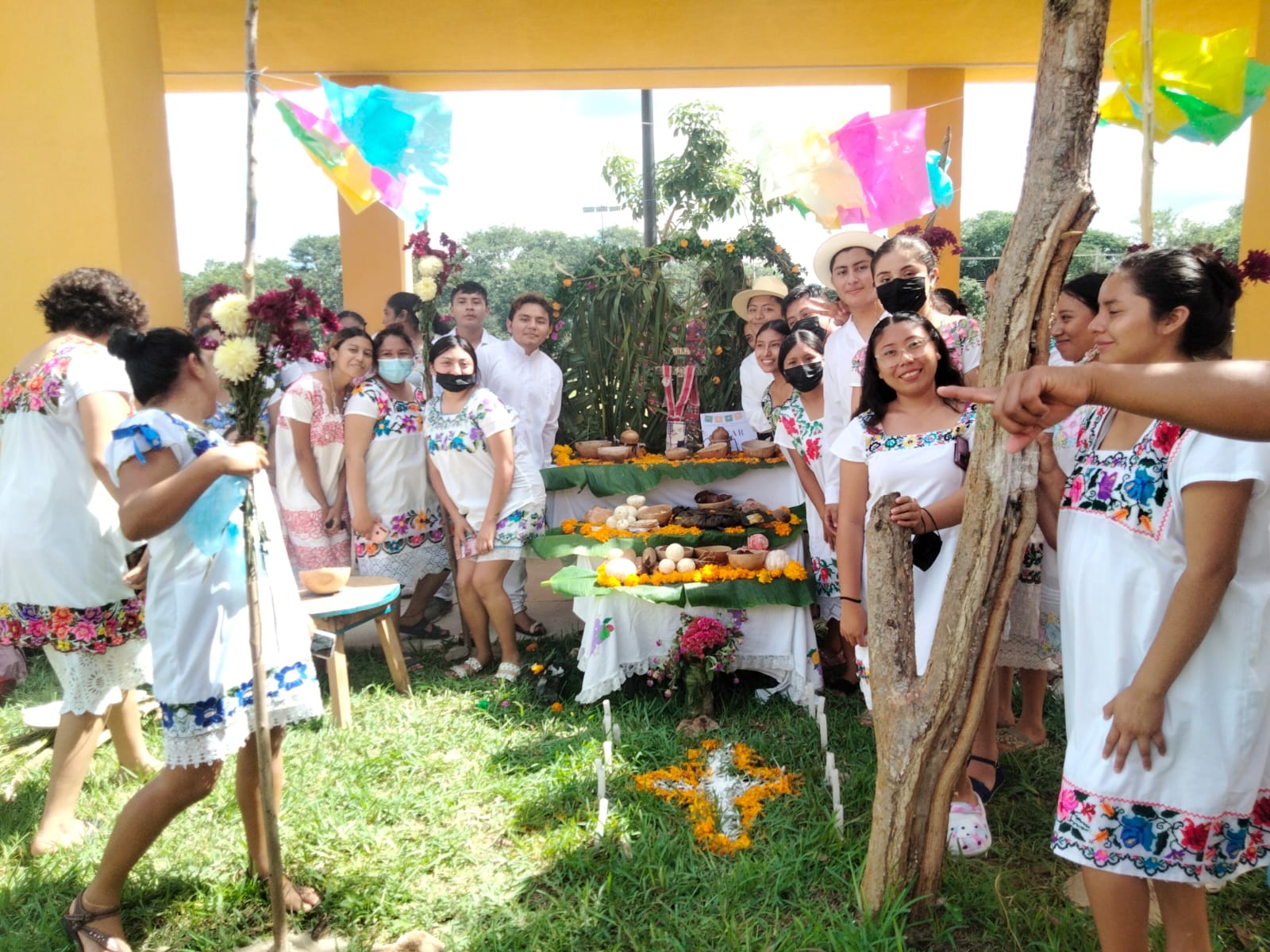 Alumno de la Universidad del Bienestar en Izamal en su concurso de altares