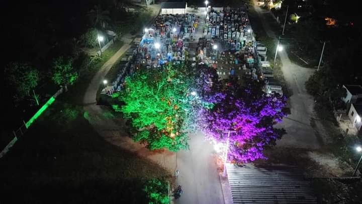 Iluminan el cementerio de Chocholá para recibir a los visitantes este Día de Muertos