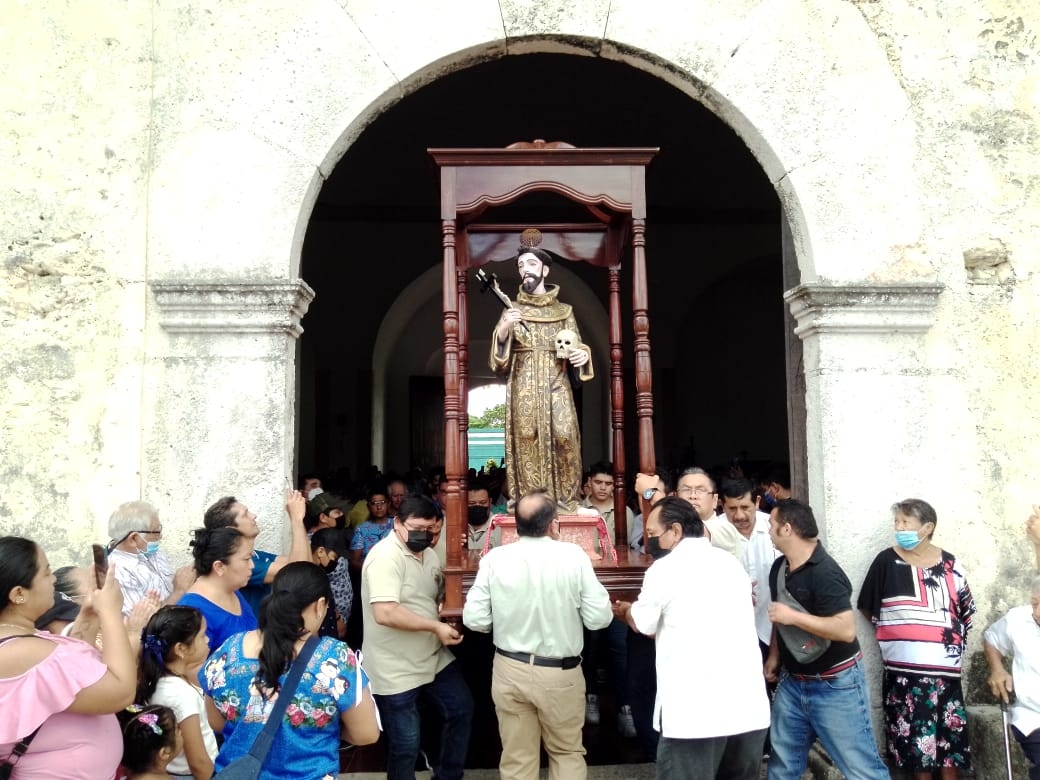 Miles de personas participaron en la procesión a San Francisco de Asís en Telchac Pueblo