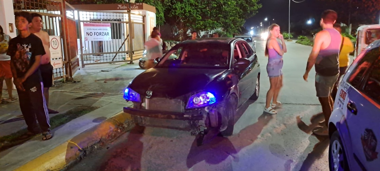 Debido al fuerte impacto, ambos pasajeros de la moto salieron volando