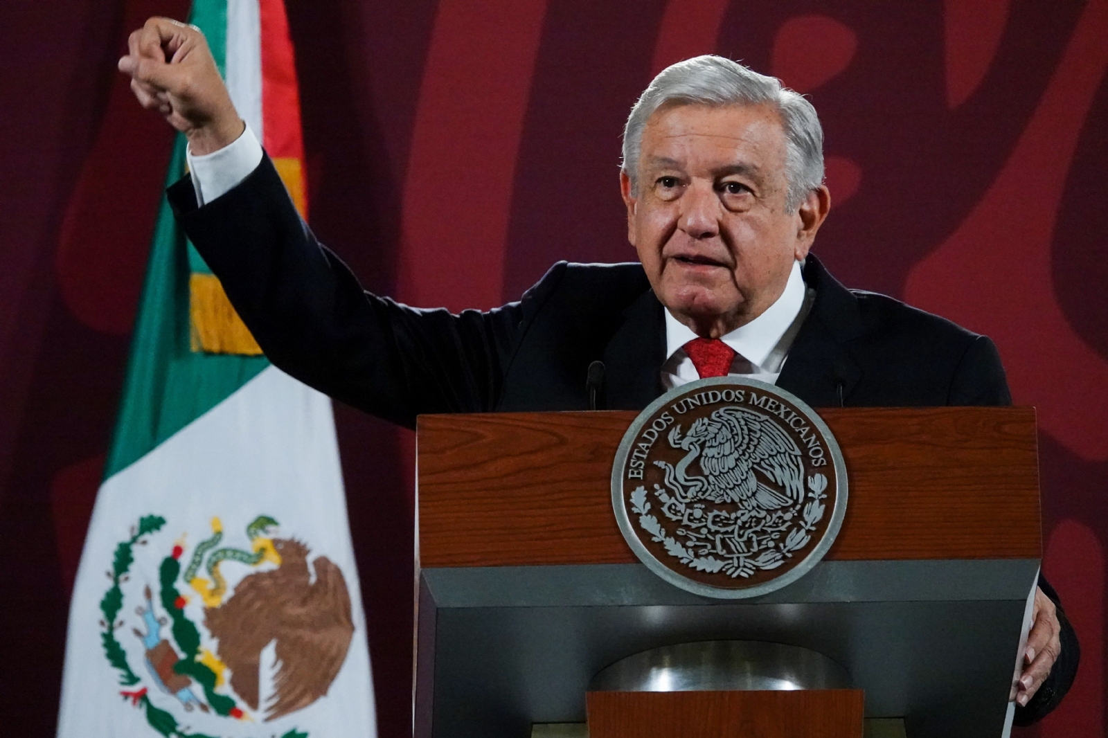 AMLO explicó que con la administración castrense, se evitaría que futuros gobiernos privaticen a la empresa