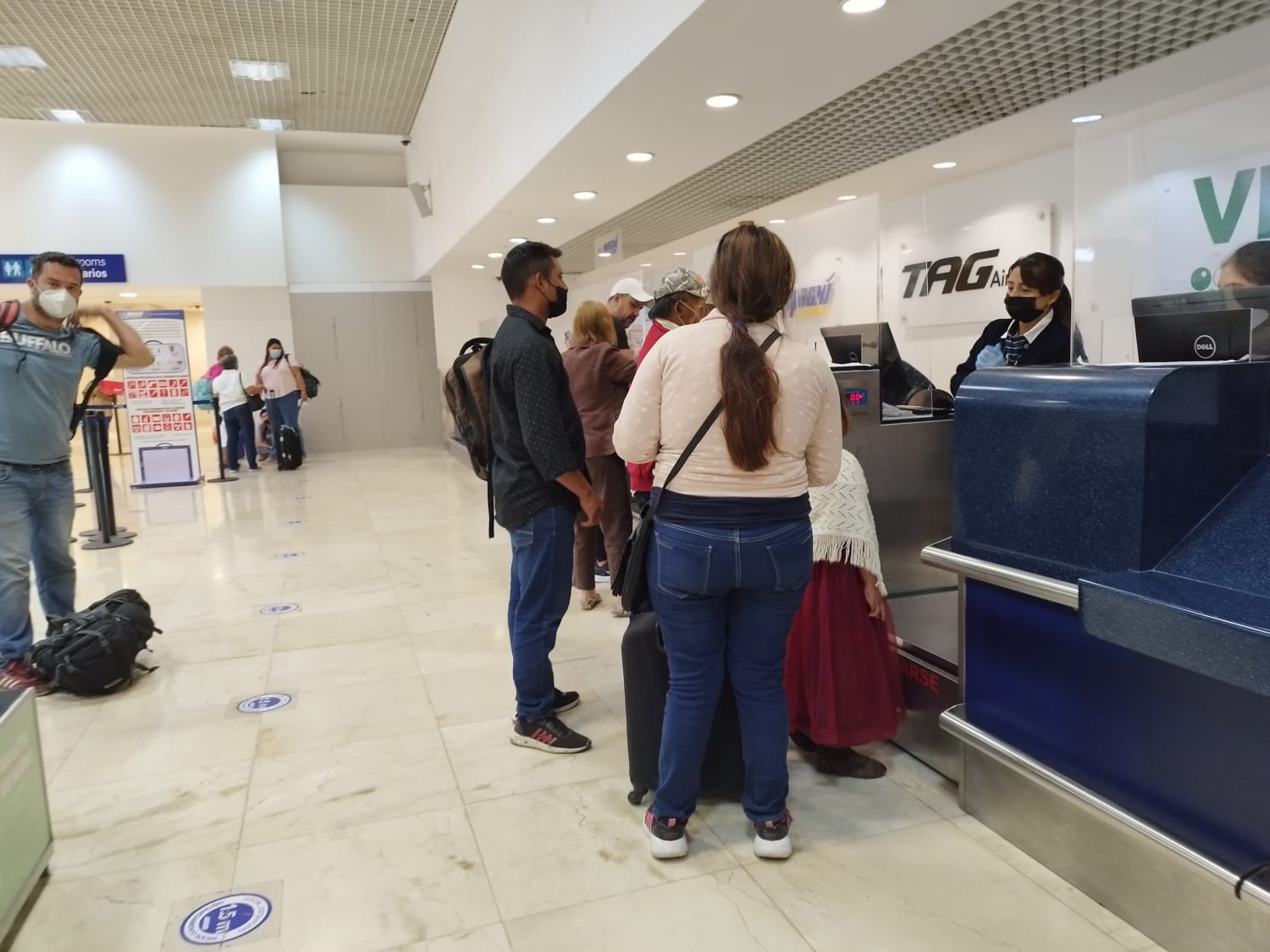 Personal de VivaAerobus impide a pasajera abordar el avión desde el aeropuerto de Mérida