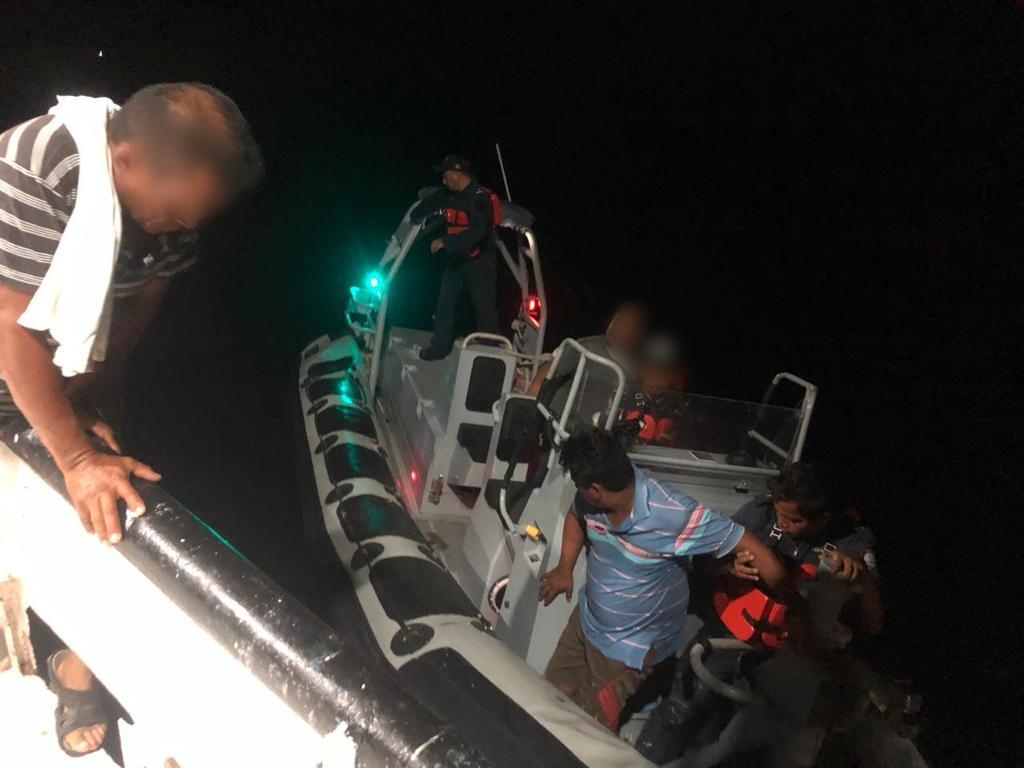 Marina rescata a seis pescadores de un barco que se incendiaba al Norte de Isla Mujeres