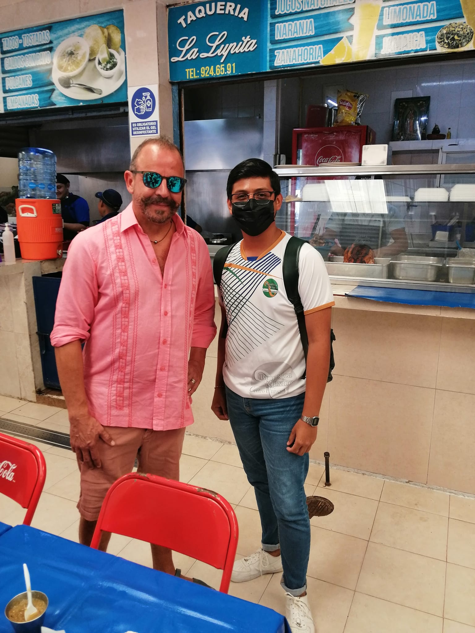 Chef Benito graba programa en el mercado de Santiago en Mérida