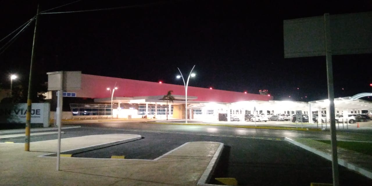 Iluminan de rosa la fachada del aeropuerto de Mérida