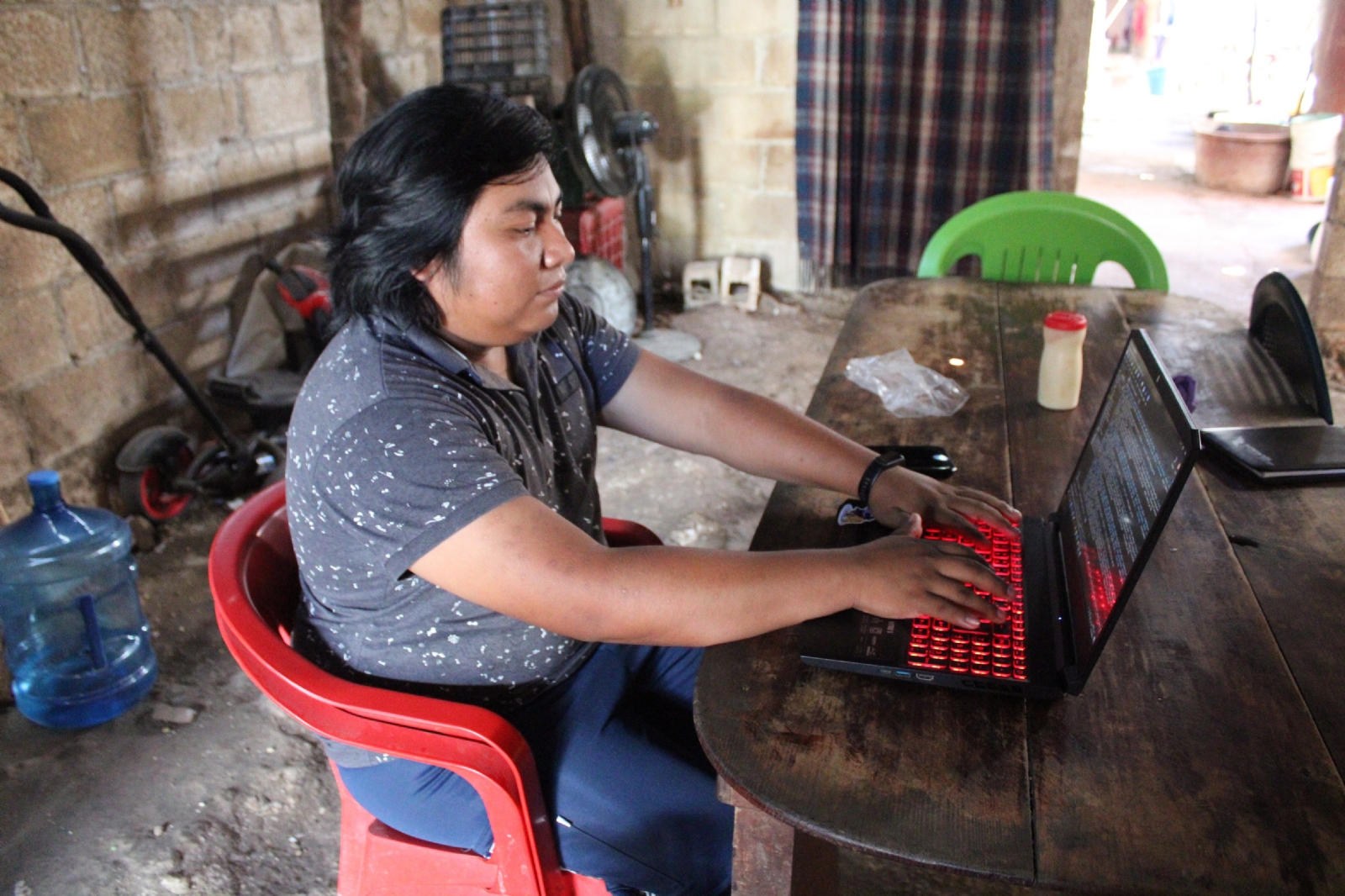 Desde pequeño escuchó hablar a sus padres en maya, pero reconoce que debe reforzar su aprendizaje