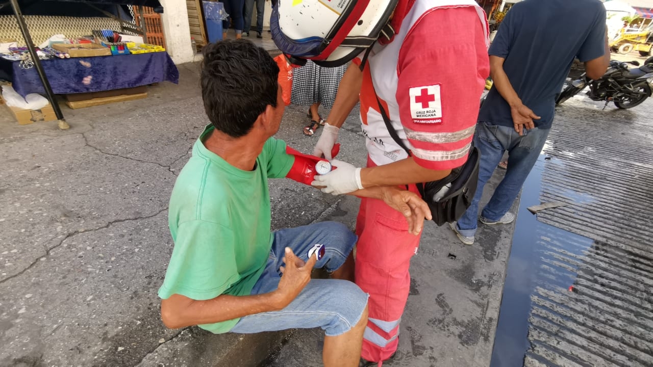 Paramédicos atendieron al hombre antes de trasladarlo al hospital