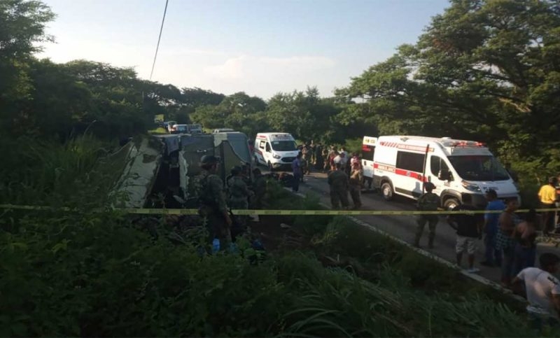 Un autobús de la Semar volcó sobre la carretera federal 2000 de Oaxaca, accidente que dejó un muerto y 17 heridos