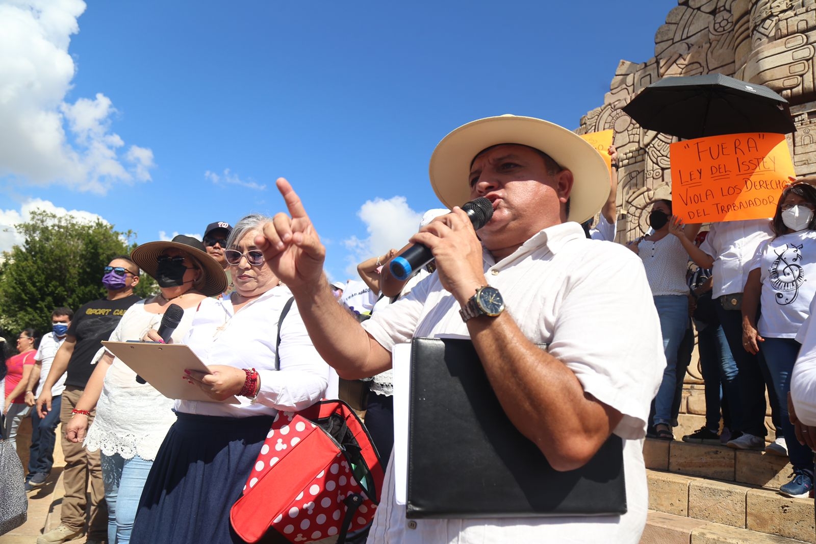 Los maestros y jubilados protestan en contra de la Ley del Isstey