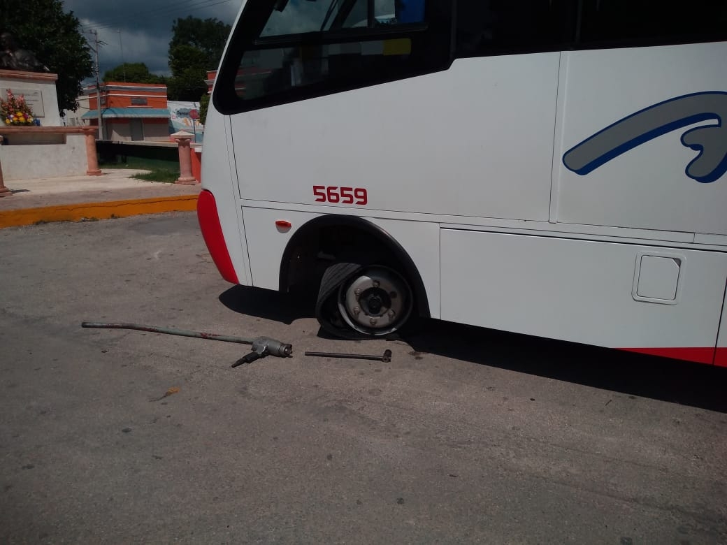 Estalla neumático de un autobús de pasajeros de la ruta Mérida-Campeche