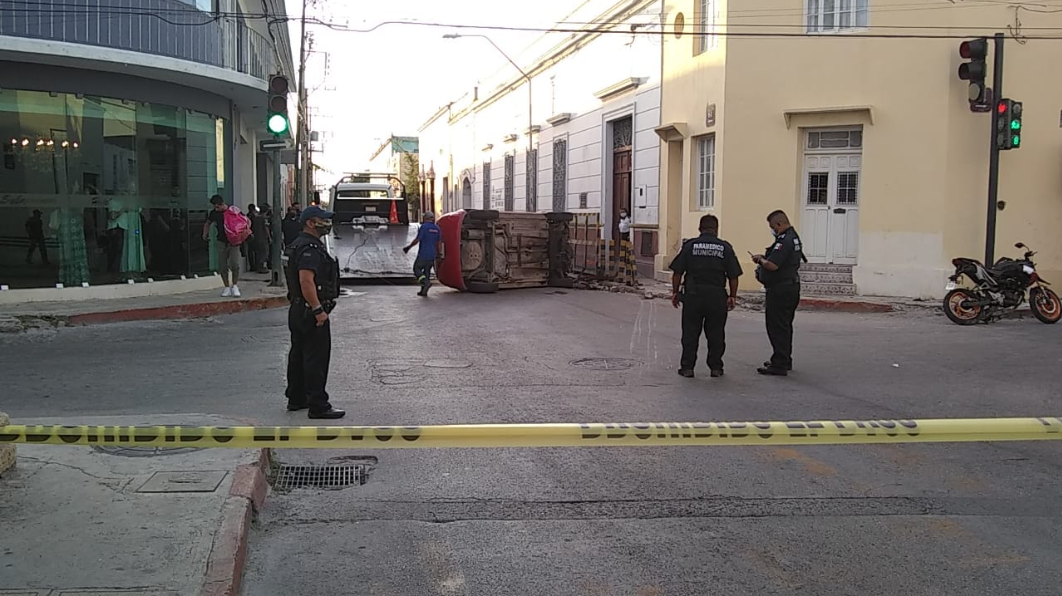 Dos lesionados al ser impactada la motocicleta en la que circulaban sobre la calle 68 del centro de Mérida, Yucatán