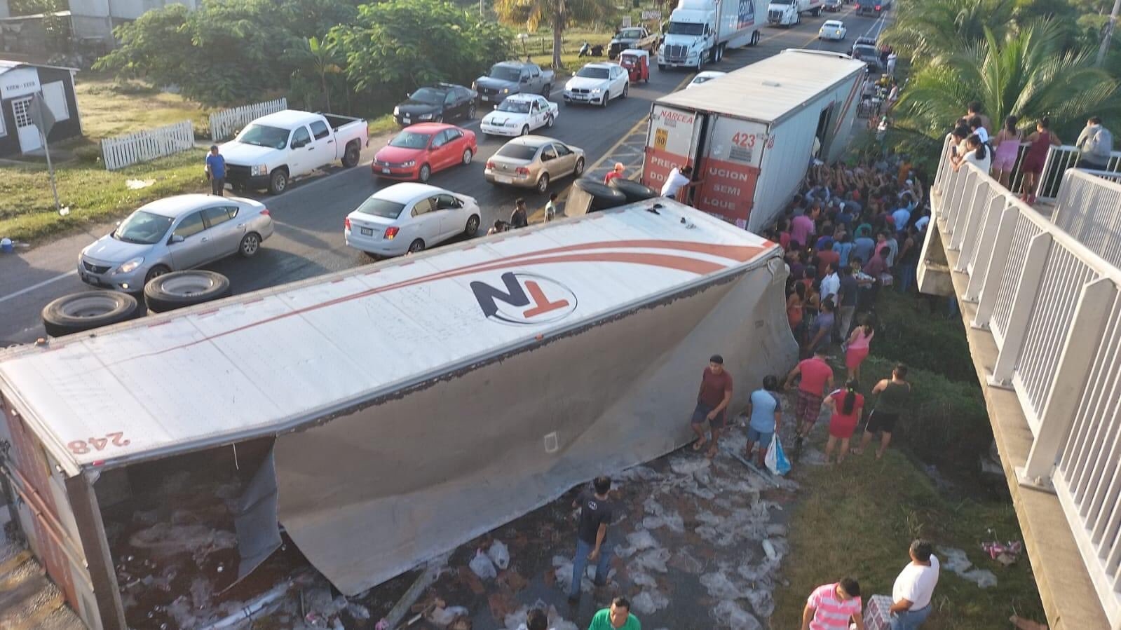 Rapiña a camión de cerveza por pobladores de Tabasco: VIDEO