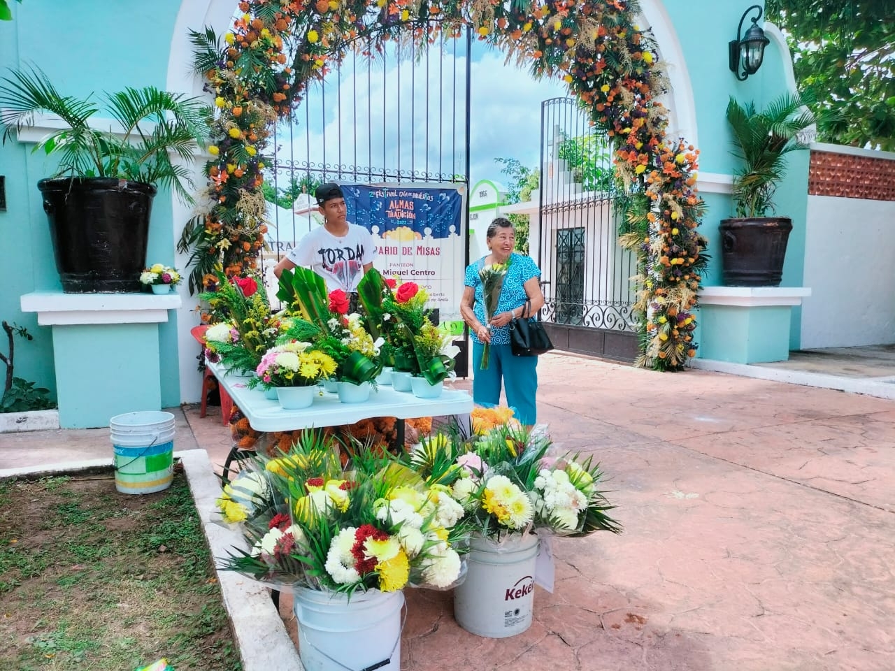 Solo se encuentran dos comerciantes en la entrada del cementerio San Miguel