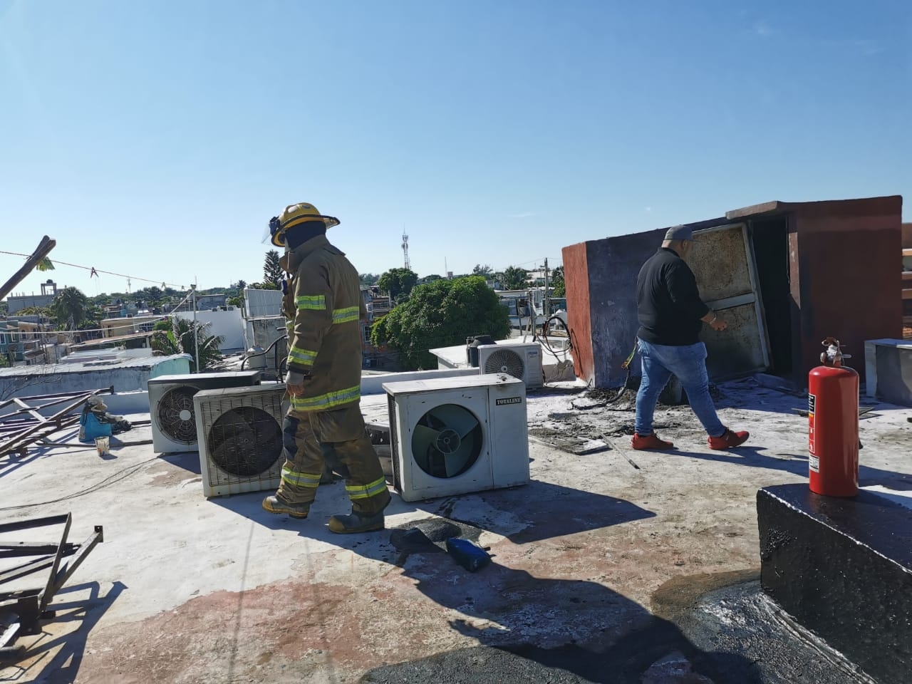 El incendio se presentó en la azotea de un edificio de departamentos