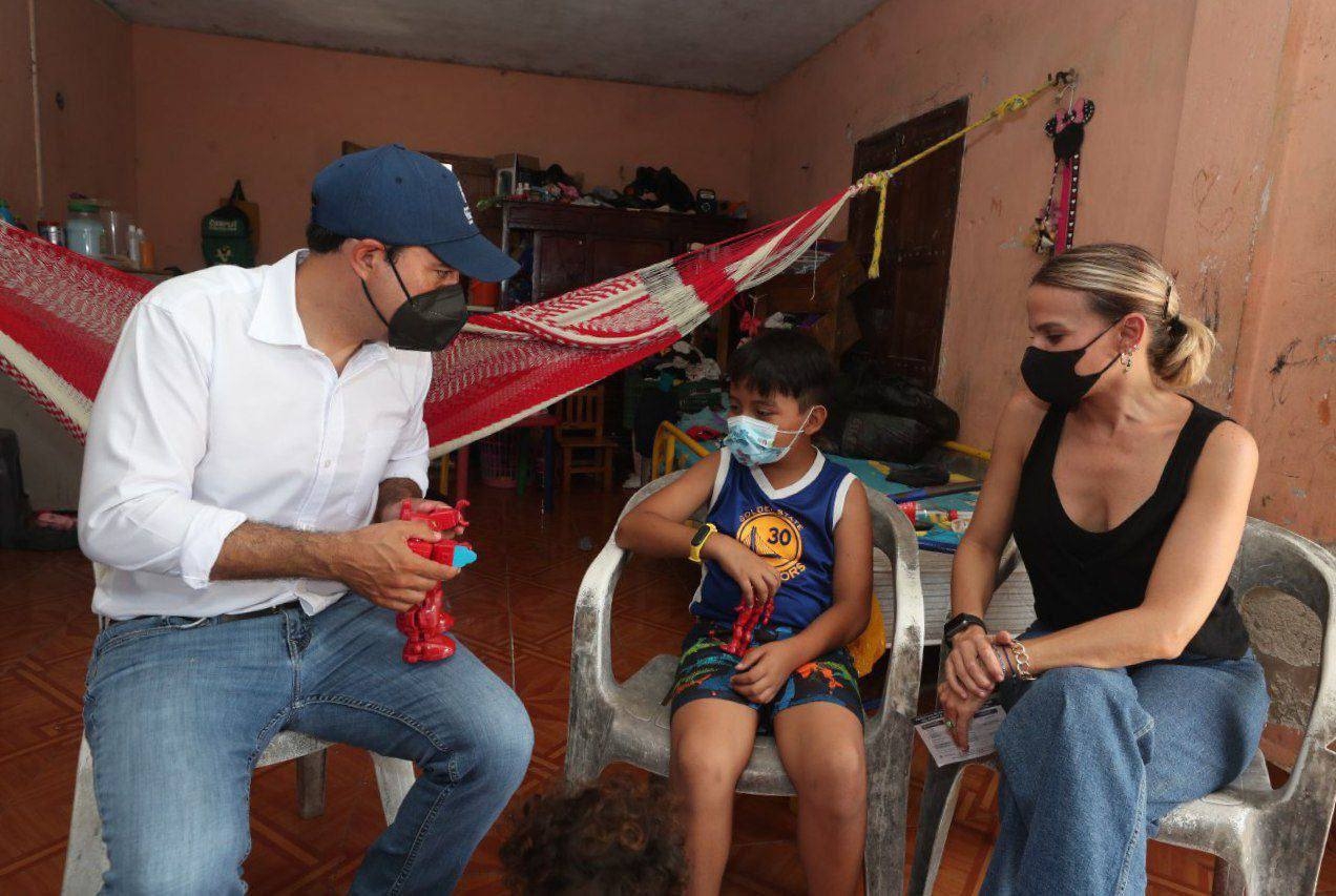 Mauricio Vila otorga apoyo a niño de Celestún en su lucha contra la leucemia