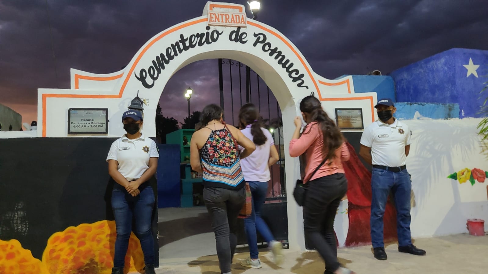 Familias colocan veladores a sus difuntos en el cementerio de Pomuch, Campeche: EN VIVO