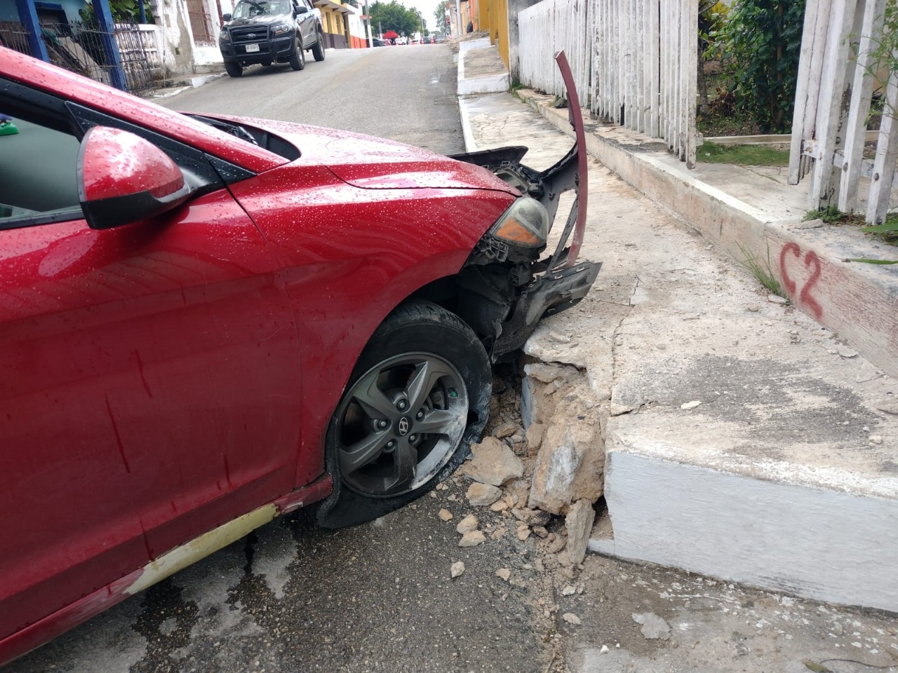 Conductora choca contra la acera tras estallarle un neumático en Tizimín