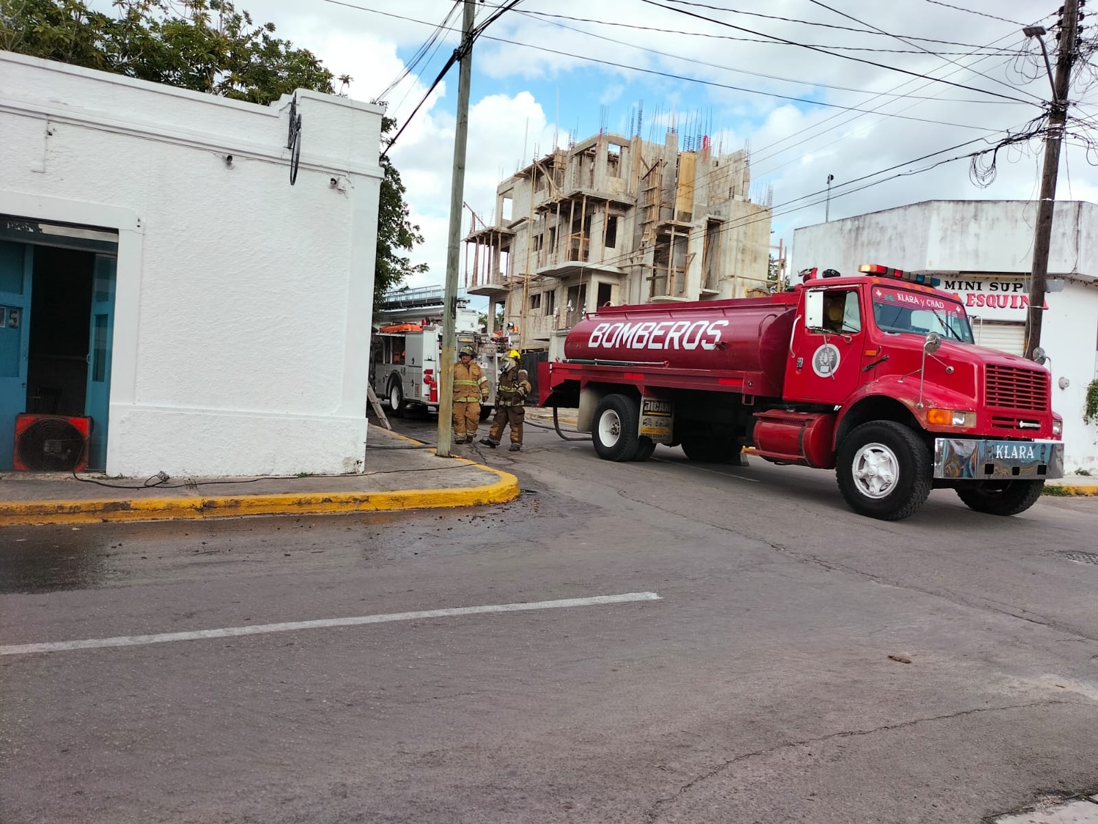 Incendio de una cafeteria en Cozumel moviliza al Cuerpo de Bomberos