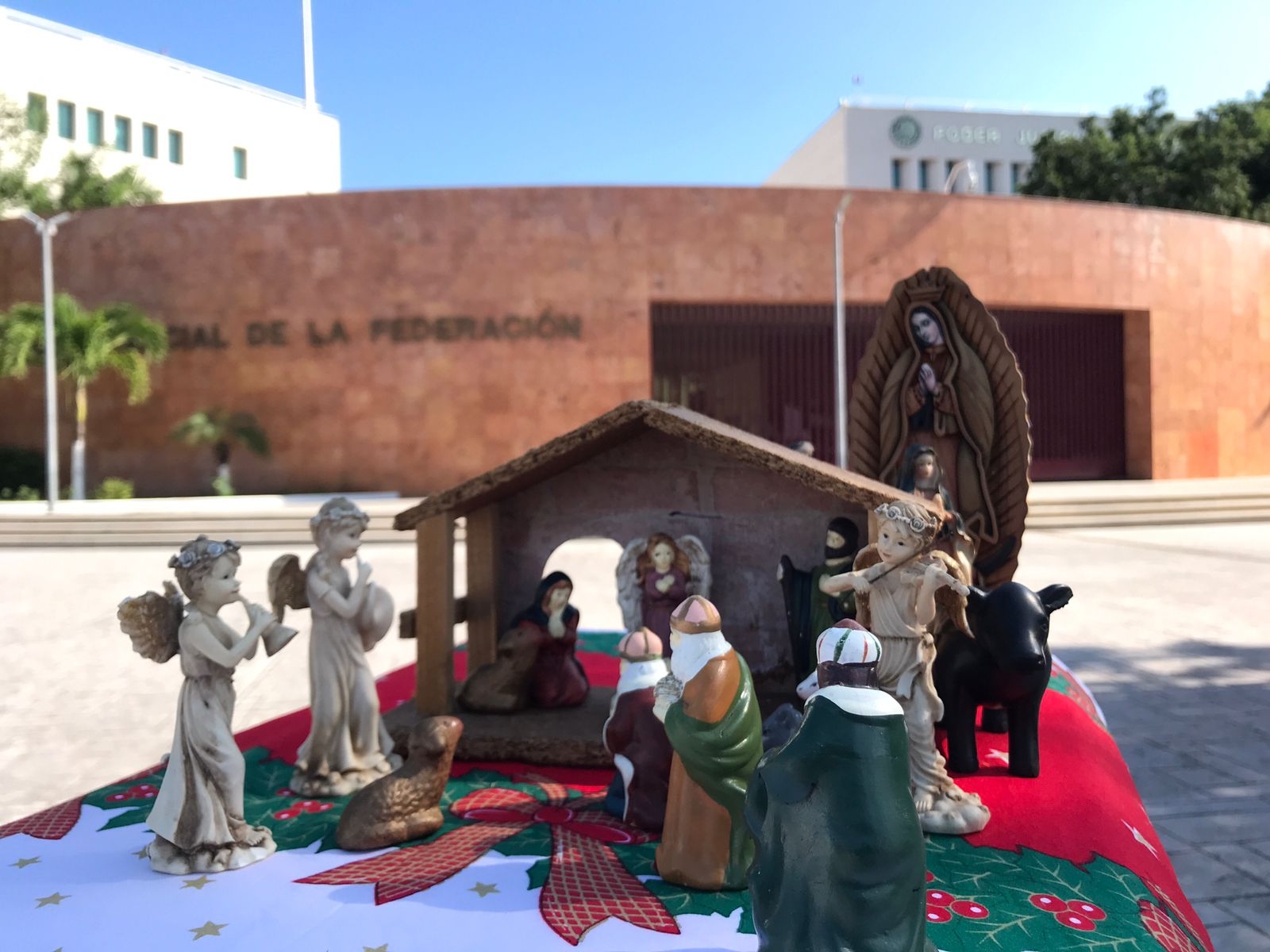 Manifestantes religiosos protestan afuera del edificio del Poder Judicial en Cancún