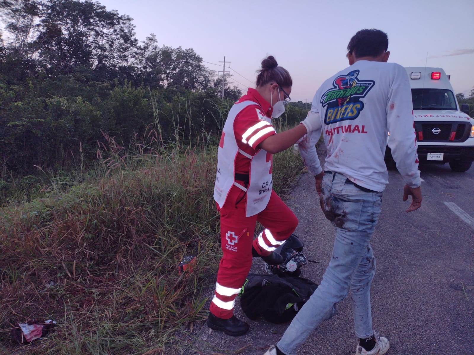 El hombre fue sacado de la maleza donde quedó tirado con su moto