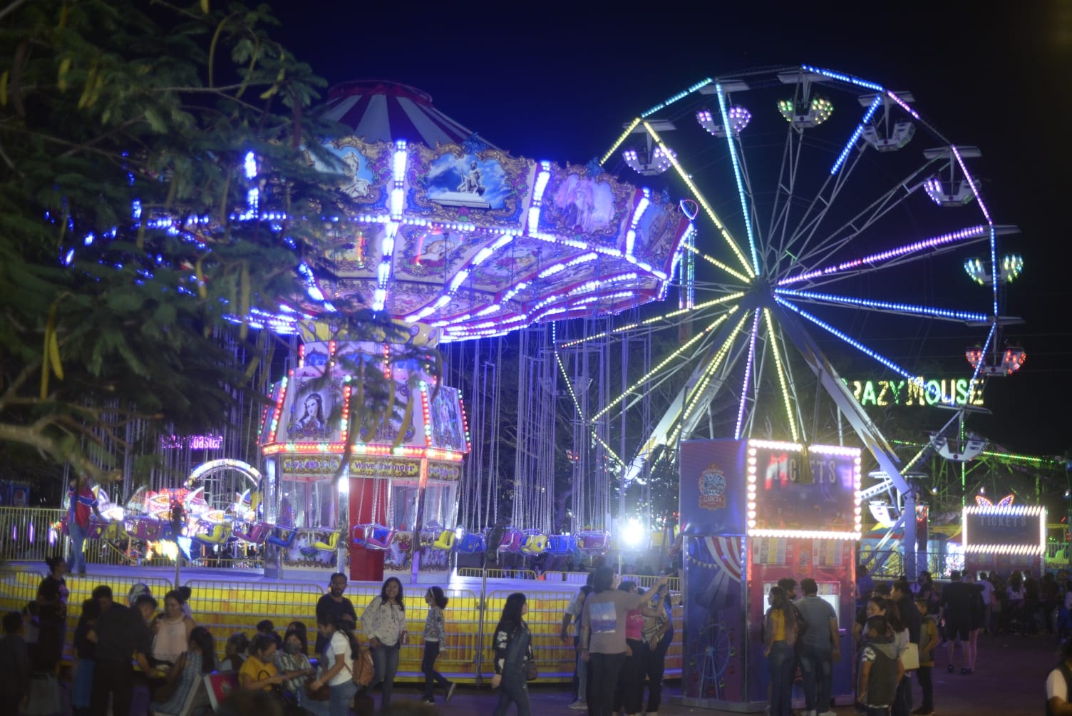 Uno de los aparatos en el recinto ferial se quedó sin electricidad, los encargados ayudaron a los de abajo, pero los de arriba esperaron a que se restableciera