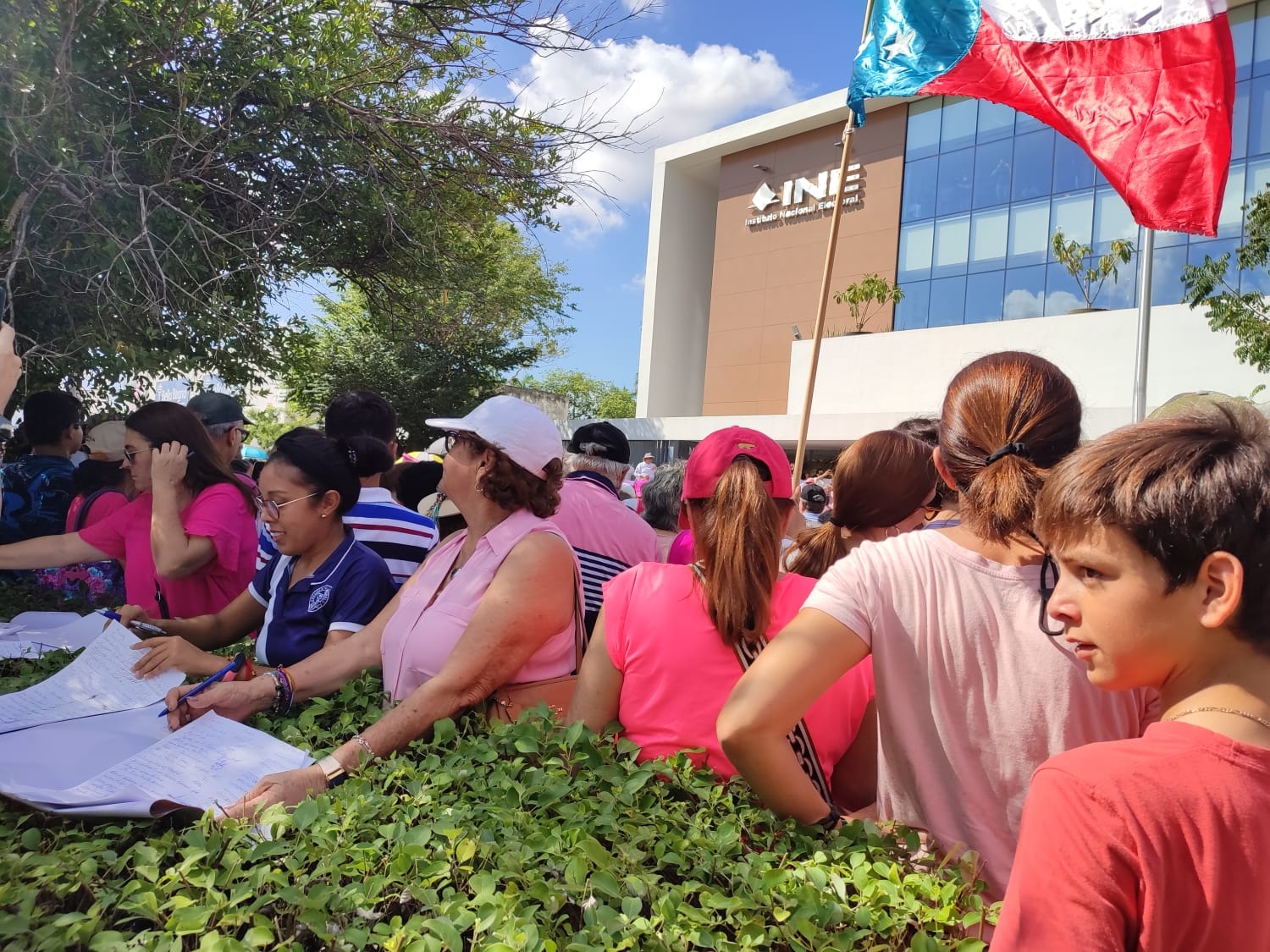 Más de 3 mil personas participan en la marcha a favor del INE en Mérida