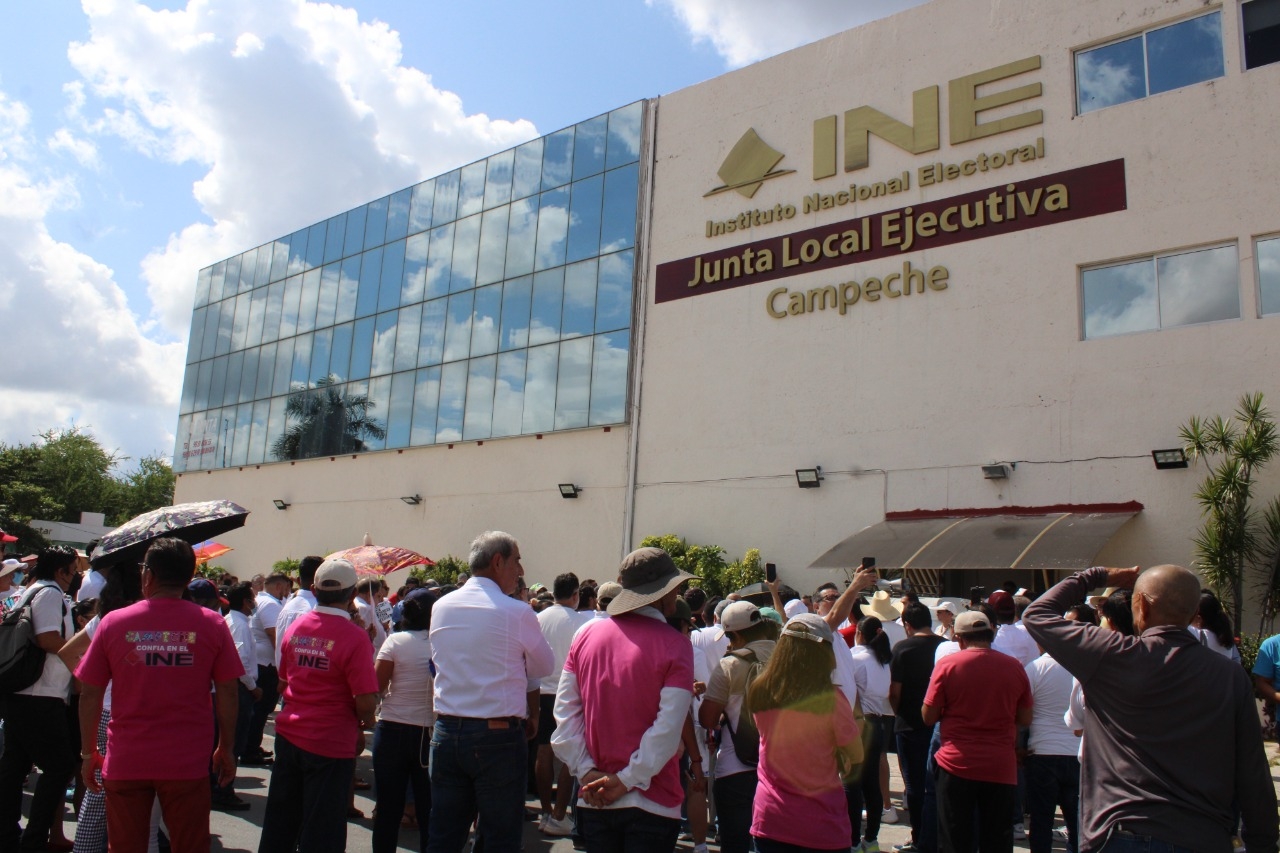 Los manifestantes caminaron del Parque San Martín a las oficina del INE