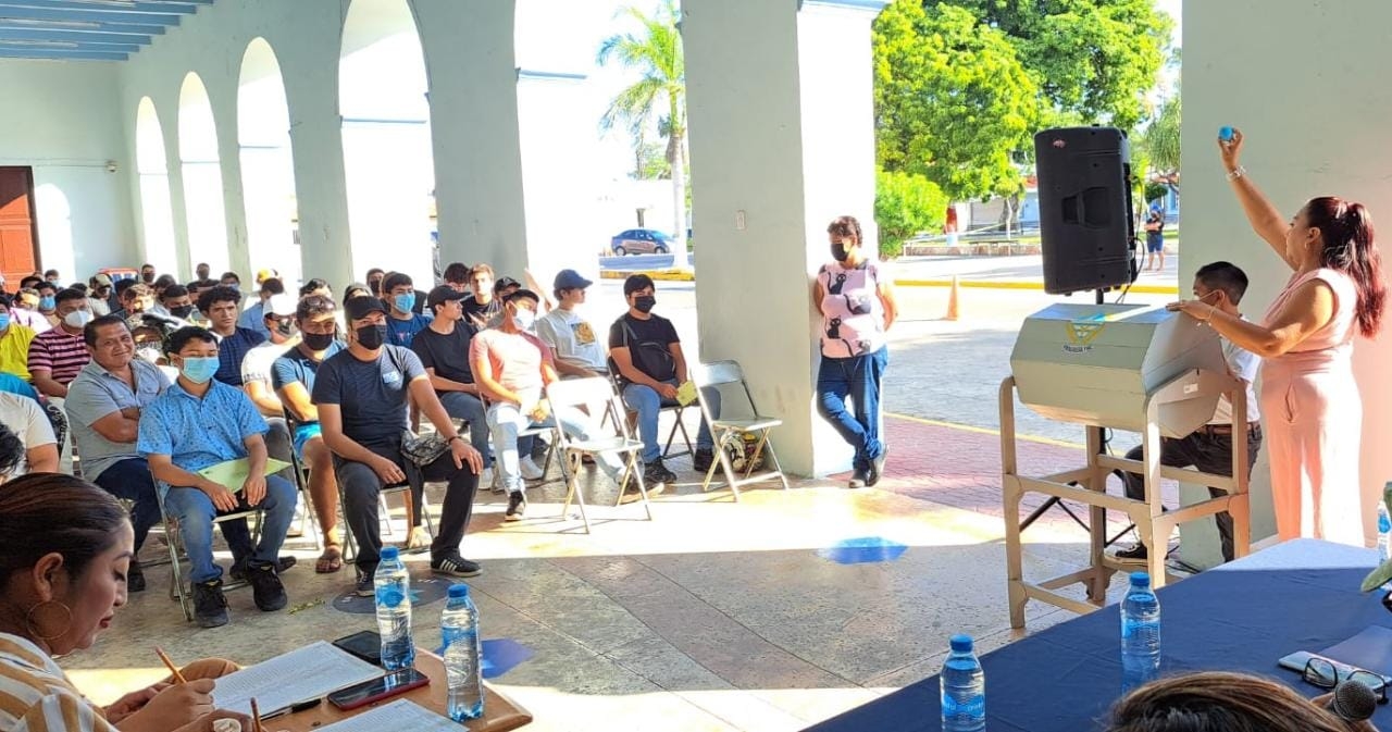 Jóvenes de Progreso participan en el Sorteo del Servicio Militar clase 2004