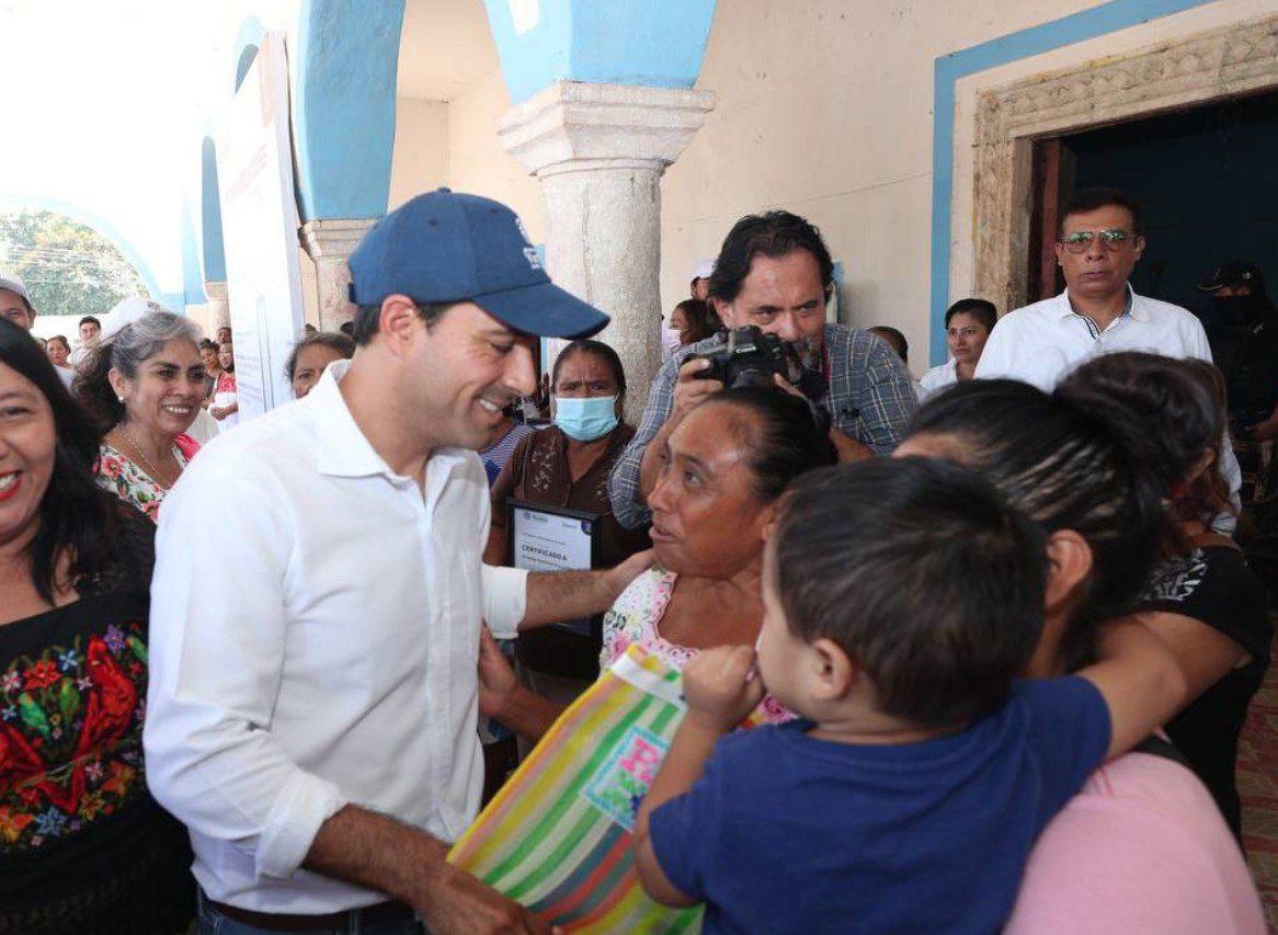 Mauricio Vila entrega apoyos a familias de Xocchel