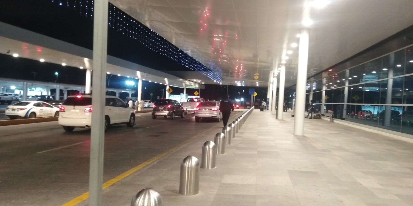 Filas de autos se formaron frente al aeropuerto de Mérida debido al retraso del vuelo